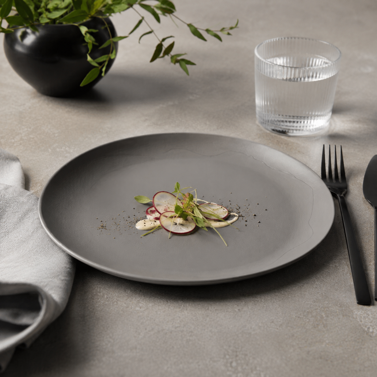 Plato Irregular Mate Gris 26cm