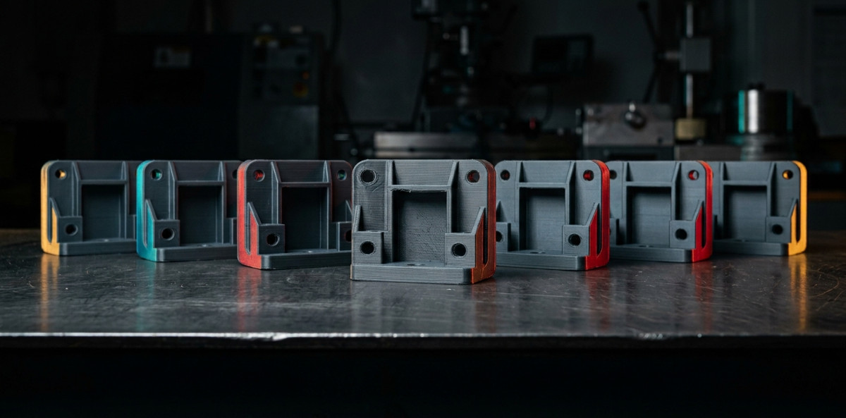 Costos en FDM: Por qué imprimir lotes y descargar modelos 3D salva tu presupuesto